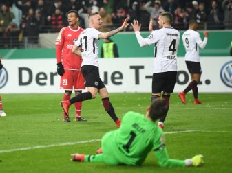 Die Frankfurter Marius Wolf (M/27) und Ante Rebic (4) feiern hinter dem am Boden kauernden Torwart René Adler die 2:0-Führung. Foto: Arne Dedert Die Frankfurter Marius Wolf (M/27) und Ante Rebic (4) feiern hinter dem am Boden kauernden Torwart René Adler die 2:0-Führung. Foto: Arne Dedert
