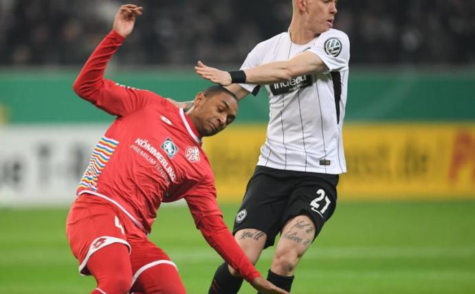 Frankfurts Marius Wolf (r) prallt mit Abdou Diallo vom FSV Mainz zusammen. Foto: Arne Dedert
