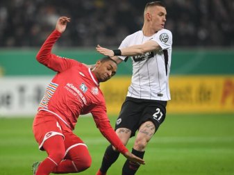 Frankfurts Marius Wolf (r) prallt mit Abdou Diallo vom FSV Mainz zusammen. Foto: Arne Dedert Frankfurts Marius Wolf (r) prallt mit Abdou Diallo vom FSV Mainz zusammen. Foto: Arne Dedert