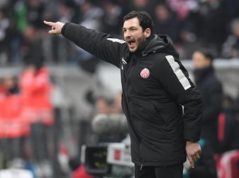 Der Mainzer Trainer Sandro Schwarz war nach dem schwachen 0:3 gegen Frankfurt frustriert. Foto: Arne Dedert