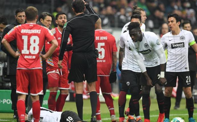 Der Mainzer Danny Latza (4.v.l.) wurde gegen Frankfurt vom Platz gestellt und ist nun für zwei Spiele gesperrt. Foto: Arne Dedert