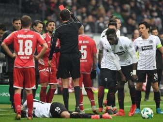 Der Mainzer Danny Latza (4.v.l.) wurde gegen Frankfurt vom Platz gestellt und ist nun für zwei Spiele gesperrt. Foto: Arne Dedert Der Mainzer Danny Latza (4.v.l.) wurde gegen Frankfurt vom Platz gestellt und ist nun für zwei Spiele gesperrt. Foto: Arne Dedert