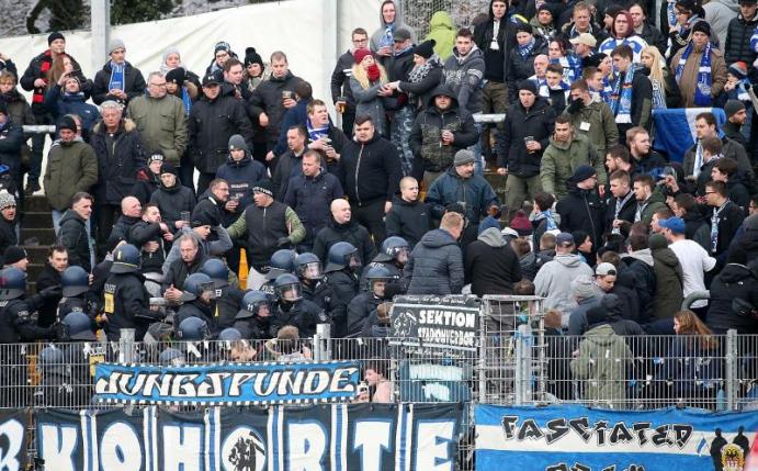 Einige Anhänger des MSV Duisburg sorgen beim Gastspiel in Darmstadt für einen Polizeieinsatz. Foto: Hasan Bratic