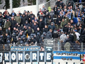 Einige Anhänger des MSV Duisburg sorgen beim Gastspiel in Darmstadt für einen Polizeieinsatz. Foto: Hasan Bratic Einige Anhänger des MSV Duisburg sorgen beim Gastspiel in Darmstadt für einen Polizeieinsatz. Foto: Hasan Bratic