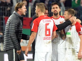 RB-Coach Ralph Hasenhüttl (l) und FCA-Kapitän Daniel Baier (r) gerieten im Hinspiel heftig aneinander. Foto: Stefan Puchner