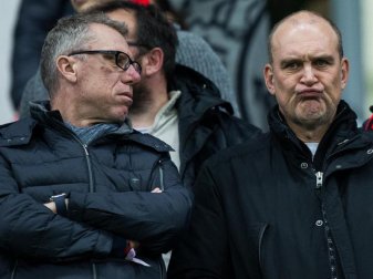Jörg Schmadtke (r.) möchte nicht die alleinige Verantwortung für die Kaderplanung beim Ex-Verein 1. FC Köln übernehmen. Foto: Maja Hitij