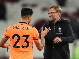 Liverpool-Coach Jürgen Klopp (r) hofft weiter auf den Verbleib von Nationalspieler Emre Can. Foto: John Walton