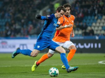Bochums Robbie Kruse (l) kämpft mit Romain Bregerie von Darmstadt 98 um den Ball. Foto: Marcel Kusch