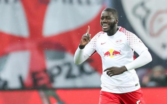 Leipzigs Tor-Debütant Dayot Upamecano feiert seinen Treffer zum 1:0 gegen Augsburg. Foto: Jan Woitas