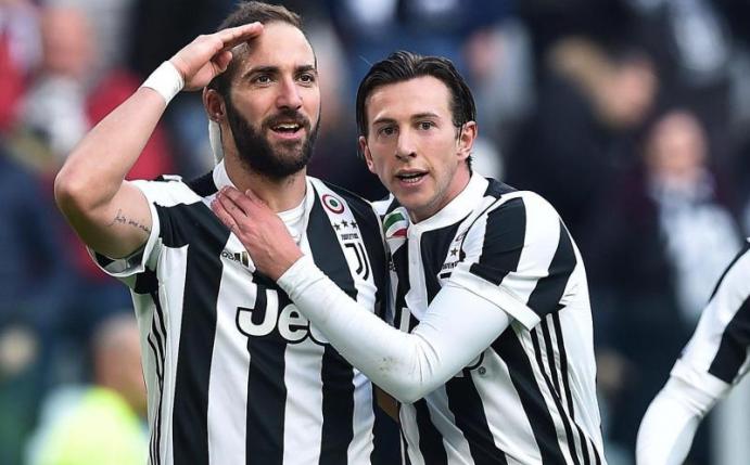 Gonzalo Higuain (l) hat das 2:0 für Juve gegen Florenz erzielt. Foto: Alessandro Di Marco