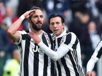 Gonzalo Higuain (l) hat das 2:0 für Juve gegen Florenz erzielt. Foto: Alessandro Di Marco Gonzalo Higuain (l) hat das 2:0 für Juve gegen Florenz erzielt. Foto: Alessandro Di Marco
