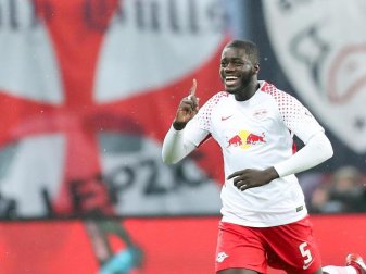 Der Leipziger Innenverteidiger Dayot Upamecano traf gegen Augsburg. Foto: Der Leipziger Innenverteidiger Dayot Upamecano traf gegen Augsburg. Foto: