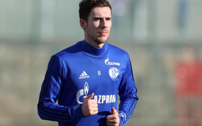 Im Abdenspiel trifft Schalkes Leon Goretzka auf seinen zukünftigen Arbeitgeber Bayern München. Foto: Tim Rehbein