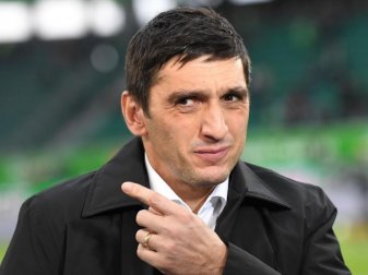 Coach Tayfun Korkut will mit Stuttgart einen Sieg gegen Gladbach feiern. Foto: Peter Steffen Coach Tayfun Korkut will mit Stuttgart einen Sieg gegen Gladbach feiern. Foto: Peter Steffen