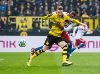 BVB-Rückkehrer Marco Reus (l) behauptet sich beim Kampf um den Ball gehen Gideon Jung vom HSV. Foto: Guido Kirchner BVB-Rückkehrer Marco Reus (l) behauptet sich beim Kampf um den Ball gehen Gideon Jung vom HSV. Foto: Guido Kirchner