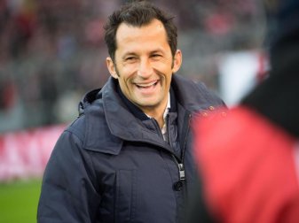Hasan Salihamidzic reagiert süffisant auf Gerüchte über Max Meyers Wechsel zu den Bayern. Foto: Lino Mirgeler Hasan Salihamidzic reagiert süffisant auf Gerüchte über Max Meyers Wechsel zu den Bayern. Foto: Lino Mirgeler