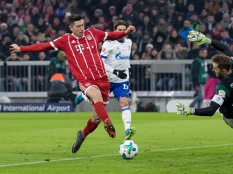 Robert Lewandowski (l) trifft gegen Ralf Fährmann von Schalke zum 1:0. Foto: Sven Hoppe Robert Lewandowski (l) trifft gegen Ralf Fährmann von Schalke zum 1:0. Foto: Sven Hoppe