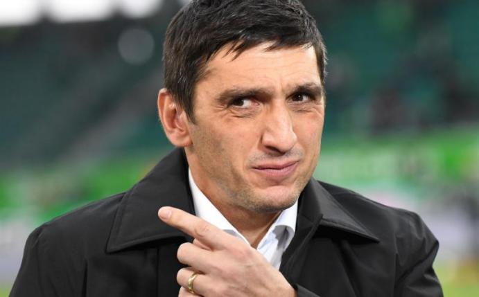 Trainer Tayfun Korkut braucht mit dem VfB Stuttgart beim Heimspiel gegen Gladbach unbedingt einen Erfolg. Foto: Peter Steffen