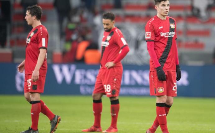 Die Leverkusener um Julian Baumgartlinger, Karim Bellarabi und Kai Havertz (l-r) kassierten eine Heimniederlage. Foto: Bernd Thissen