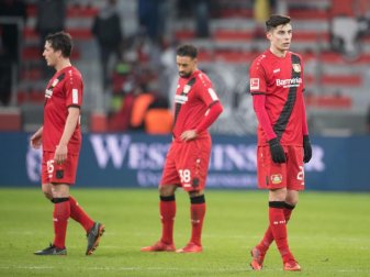 Die Leverkusener um Julian Baumgartlinger, Karim Bellarabi und Kai Havertz (l-r) kassierten eine Heimniederlage. Foto: Bernd Thissen Die Leverkusener um Julian Baumgartlinger, Karim Bellarabi und Kai Havertz (l-r) kassierten eine Heimniederlage. Foto: Bernd Thissen