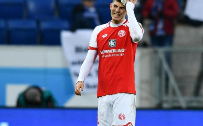 Der Mainzer Emil Berggreen kühlt sich nach dem Spiel den Kopf. Foto: Uwe Anspach