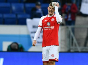 Der Mainzer Emil Berggreen kühlt sich nach dem Spiel den Kopf. Foto: Uwe Anspach Der Mainzer Emil Berggreen kühlt sich nach dem Spiel den Kopf. Foto: Uwe Anspach