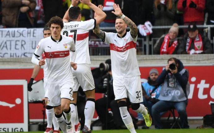 Benjamin Pavard (l-r), Mario Gomez und Torschütze Daniel Ginczek bejubeln das Tor zum 1:0 für den VfB im Spiel gegen Gladbach. Foto: Marijan Murat