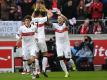 Benjamin Pavard (l-r), Mario Gomez und Torschütze Daniel Ginczek bejubeln das Tor zum 1:0 für den VfB im Spiel gegen Gladbach. Foto: Marijan Murat