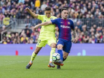 Barcelonas Paco Alcacer (r) kämpft mit Getafes Faycal Fajr um den Ball. Foto: Gtres