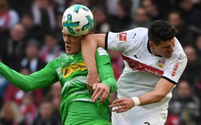 Duell zwischen VfB-Spieler Mario Gomez (r) und Jannik Vestergaard. Die Stuttgarter haben sich in dem Spiel mit 1:0 durchgesetzt. Foto: Marijan Murat