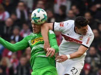 Duell zwischen VfB-Spieler Mario Gomez (r) und Jannik Vestergaard. Die Stuttgarter haben sich in dem Spiel mit 1:0 durchgesetzt. Foto: Marijan Murat Duell zwischen VfB-Spieler Mario Gomez (r) und Jannik Vestergaard. Die Stuttgarter haben sich in dem Spiel mit 1:0 durchgesetzt. Foto: Marijan Murat