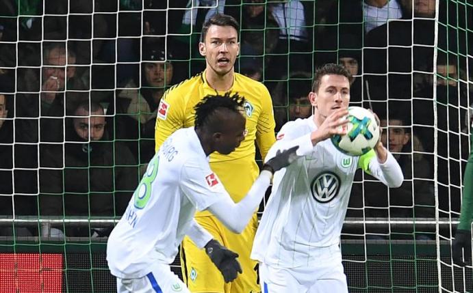 Wolfsburgs Paul Verhaegh hält nach seinem Treffer im Spiel bei Werder Bremen den Ball in der Hand. Foto: Carmen Jaspersen