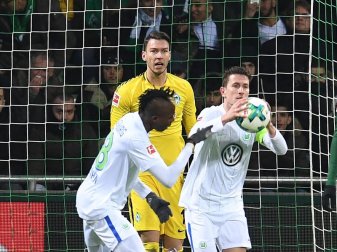 Wolfsburgs Paul Verhaegh hält nach seinem Treffer im Spiel bei Werder Bremen den Ball in der Hand. Foto: Carmen Jaspersen Wolfsburgs Paul Verhaegh hält nach seinem Treffer im Spiel bei Werder Bremen den Ball in der Hand. Foto: Carmen Jaspersen