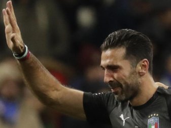 Torwart Gianluigi Buffon will sich bis zum Saisonende entscheiden, ob er seine Karriere noch fortsetzt. Foto: Luca Bruno Torwart Gianluigi Buffon will sich bis zum Saisonende entscheiden, ob er seine Karriere noch fortsetzt. Foto: Luca Bruno