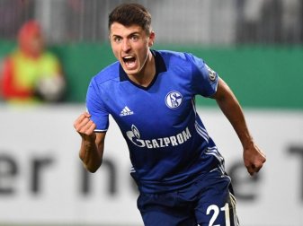 Hat seinen Vertrag auf Schalke vorzeitig verlängert: Österreichs Nationalspieler Alessandro Schöpf. Foto: Uwe Anspach Hat seinen Vertrag auf Schalke vorzeitig verlängert: Österreichs Nationalspieler Alessandro Schöpf. Foto: Uwe Anspach