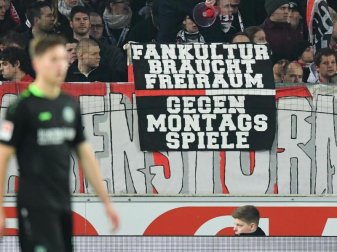 Stuttgarter Fans protestieren mit einem Transparent mit der Aufschrift «Fankultur braucht Freiraum. Gegen Montagsspiele». Foto: Uwe Anspach