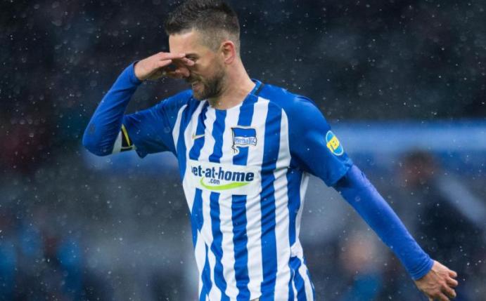 Der Berliner Vedad Ibisevic brach sich das Nasenbein. Foto: Annegret Hilse