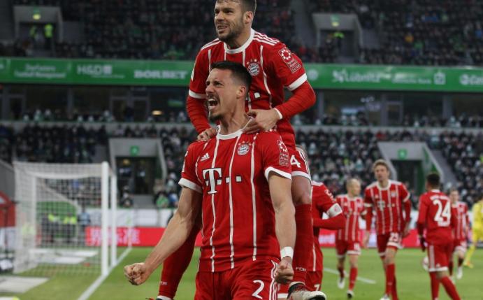 Sandro Wagner (u.) brachte die Bayern wieder ins Spiel