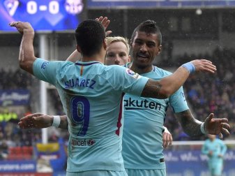 Barcelona-Stürmer Luis Suarez (l) feiert seinen Treffer mit Paulinho Bezerra. Foto: Alvaro Barrientos/AP Barcelona-Stürmer Luis Suarez (l) feiert seinen Treffer mit Paulinho Bezerra. Foto: Alvaro Barrientos/AP