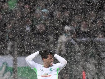 Starker Schneefall begleitete die Bundesligapartie zwischen dem SC Freiburg und Werder Bremen. Foto: Patrick Seeger Starker Schneefall begleitete die Bundesligapartie zwischen dem SC Freiburg und Werder Bremen. Foto: Patrick Seeger