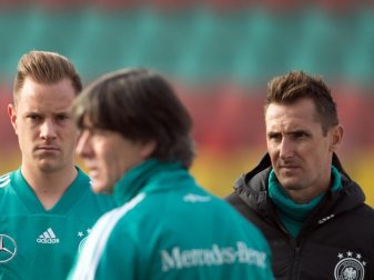 Miroslav Klose (r) arbeitet am Praktikant im Trainerteam von Joachim Löw. Foto: Soeren Stache Miroslav Klose (r) arbeitet am Praktikant im Trainerteam von Joachim Löw. Foto: Soeren Stache