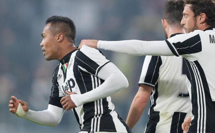 Alex Sandro (L) erzielte beim 1:0 Derbysieg gegen den FC Turin das Tor des Tages. Foto: Alessandro Di Marco