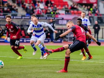 Hanno Behrens (r) verwandelt seinen Elfmeter zum 1:0 Führungstreffer und bringt damit sein Team auf die Siegerstraße. Foto: Nicolas Armer Hanno Behrens (r) verwandelt seinen Elfmeter zum 1:0 Führungstreffer und bringt damit sein Team auf die Siegerstraße. Foto: Nicolas Armer