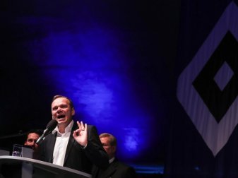 Bernd Hoffmann spricht auf der Mitgliederversammlung des Hamburger SV. Foto: Christian Charisius Bernd Hoffmann spricht auf der Mitgliederversammlung des Hamburger SV. Foto: Christian Charisius