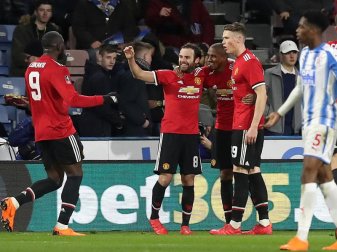 Manchesters Romelu Lukaku (l, 9) feiert mit den Mitspielern sein zweites Tor beim FA Cup. Foto: Martin Rickett/PA Wire Manchesters Romelu Lukaku (l, 9) feiert mit den Mitspielern sein zweites Tor beim FA Cup. Foto: Martin Rickett/PA Wire
