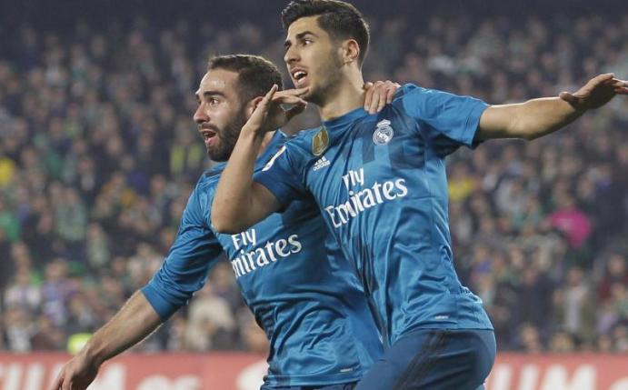 Madrids Marco Asensio (r) jubelt mit Teamkollege Daniel Carvajal über seinen Treffer zum 1:0. Foto: Miguel Morenatti/AP