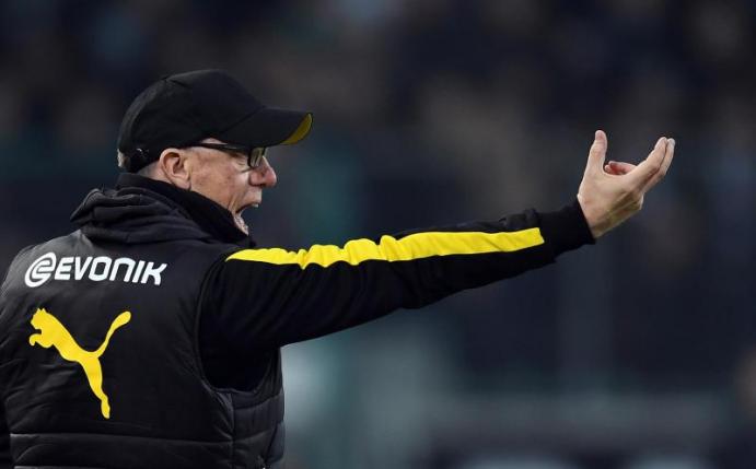 Dortmunder Trainer Peter Stöger steht an der Seitenlinie und gestikuliert heftig. Foto: Federico Gambarini