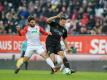 VfB-Spieler Mario Gomez (r) im Zweikampf um den Ball mit Jan Moravek vom FC Augsburg. Foto: Matthias Balk