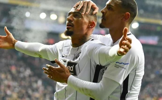 Frankfurts Kevin-Prince Boateng (l) jubelt mit Sebastien Haller über sein Tor zum 2:1. Foto: Uwe Anspach