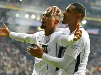 Frankfurts Kevin-Prince Boateng (l) jubelt mit Sebastien Haller über sein Tor zum 2:1. Foto: Uwe Anspach Frankfurts Kevin-Prince Boateng (l) jubelt mit Sebastien Haller über sein Tor zum 2:1. Foto: Uwe Anspach